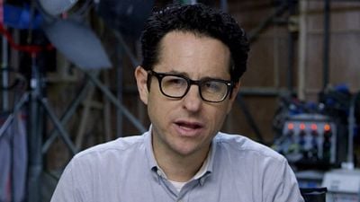 Imagem da notícia Star Wars - O Despertar da Força: J.J. Abrams, Chewbacca e R2-D2 agradecem os fãs em novo vídeo