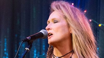 Imagem da notícia O que ela não faz? Meryl Streep canta e toca guitarra na primeira imagem de Ricki and the Flash