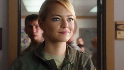 Imagem da notícia Bradley Cooper está dividido entre Emma Stone e Rachel McAdams no trailer da comédia romântica Aloha