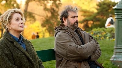 Imagem da notícia Exclusivo: Confira o trailer legendado de Em Um Pátio de Paris, comédia dramática protagonizada por Catherine Deneuve