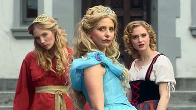 Imagem da notícia Buffy rapper? Sarah Michelle Gellar é Cinderela em batalha de rap entre princesas da Disney
