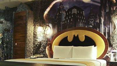 Imagem da notícia Que tal se hospedar na Batcaverna? Hotel oferece quarto temático inspirado no Homem-Morcego