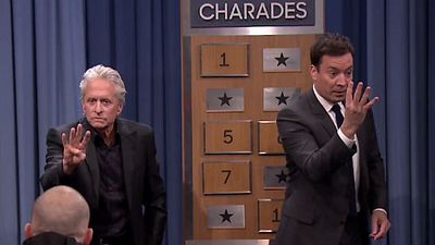 Imagem da notícia Duplas improváveis: Michael Douglas e Jon Cryer enfrentam Kat Dennings e Jimmy Fallon em jogo de mímica