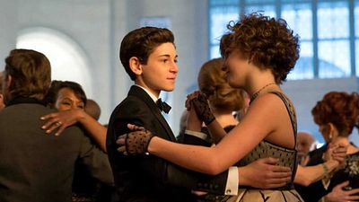 Imagem da notícia Gotham: Veja Bruce Wayne e Selina Kyle dançando e a brasileira Morena Baccarin em novas imagens