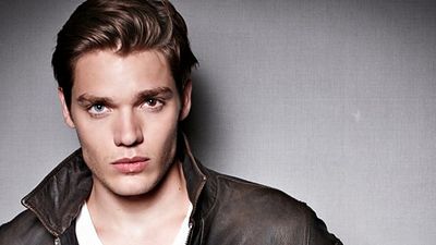 Imagem da notícia Shadowhunters: Diretor anuncia Dominic Sherwood como o protagonista Jace Wayland