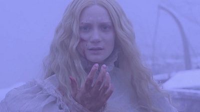 Imagem da notícia "Fantasmas são reais", descobre Mia Wasikowska no trailer legendado de A Colina Escarlate