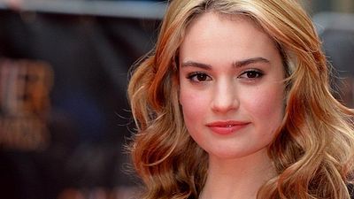 Imagem da notícia Lily James é sondada para fazer par romântico com Ansel Elgort no próximo filme de Edgar Wright