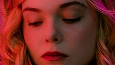 Imagem da notícia Elle Fanning está coberta de sangue na primeira foto de The Neon Demon, terror do mesmo diretor de Drive