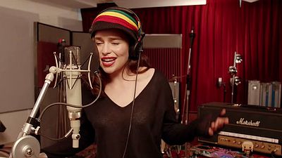 Imagem da notícia Emilia Clarke solta a voz em ritmo de reggae na campanha que reúne Coldplay e Game of Thrones