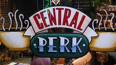 Imagem da notícia Que tal entrar no universo de Friends? Tour nos estúdios da Warner permite que fãs recriem cenas do seriado