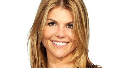 Imagem da notícia Fuller House: Lori Loughlin anuncia retorno como Tia Becky
