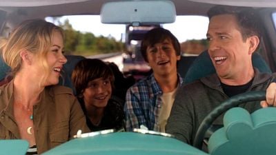 Imagem da notícia Férias Frustradas: Família unida passa vergonha unida em trailer legendado