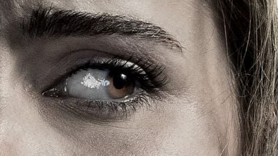 Imagem da notícia Emma Watson sofre no primeiro cartaz de Regression: "O medo sempre encontra sua vítima"