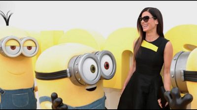 Imagem da notícia Sandra Bullock leiloa sapatos inspirados em Minions para ajudar instituição de caridade