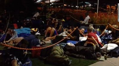 Imagem da notícia Comic-Con 2015: Primeiro dia de convenção já teve gente dormindo na fila dos painéis