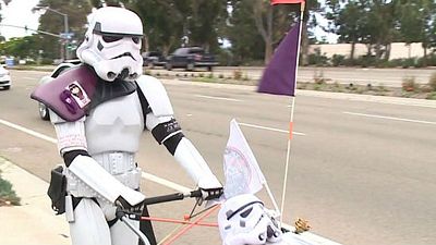 Imagem da notícia Comic-Con 2015: Homem vestido de stormtrooper caminha cerca de 1000 km até a convenção