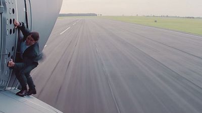 Imagem da notícia Tom Cruise prova mais uma vez que não precisa de dublês em novo vídeo de Missão Impossível - Nação Secreta