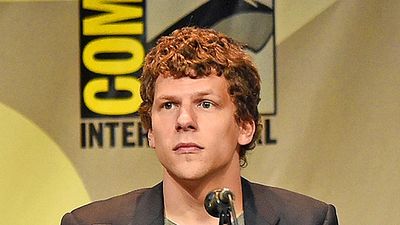 Imagem da notícia Mudou de ideia? Jesse Eisenberg agora diz que foi uma honra estar na Comic-Con