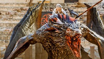 Imagem da notícia "Estou como uma criança tendo uma overdose de açúcar", diz Emilia Clarke sobre roteiro da sexta temporada de Game of Thrones