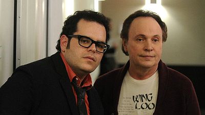 Imagem da notícia The Comedians, série estrelada por Billy Crystal e Josh Gad, é cancelada após uma temporada