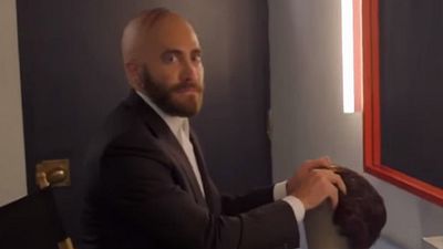 Imagem da notícia Jake Gyllenhaal careca! Ator é flagrado no momento em que tirou a peruca!