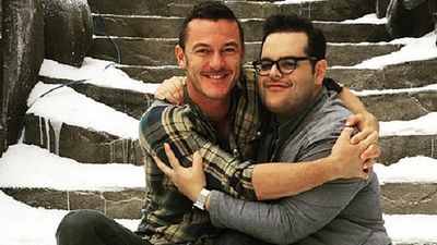 Imagem da notícia Josh Gad posta foto celebrando o fim do trabalho no set de A Bela e a Fera