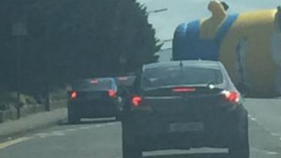 Imagem da notícia Minion tranca rua: Boneco inflável gigante cai em estrada e provoca congestionamento na Irlanda