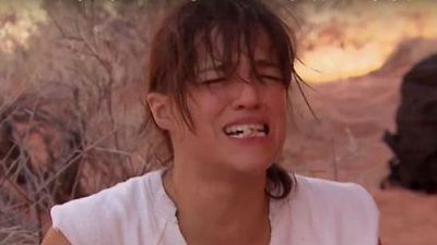 Imagem da notícia Michelle Rodriguez é obrigada a fazer refeição nojenta em reality show de sobrevivência