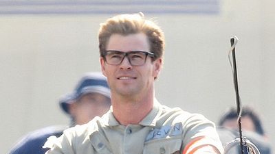 Imagem da notícia Chris Hemsworth aparece uniformizado no set de As Caça-Fantasmas