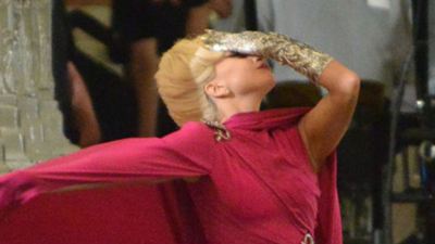 Lady Gaga aparece toda glamourosa no set de filmagens de American Horror Story: Hotel 