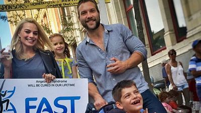 Imagem da notícia Astros de Esquadrão Suicida visitam estande de caridade de menina de seis anos