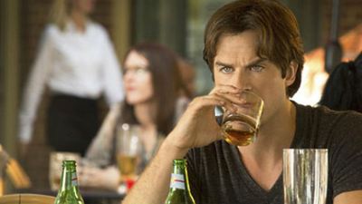 The Vampire Diaries: Novas imagens mostram Stefan e Caroline em sérios apuros enquanto Damon está... no bar!