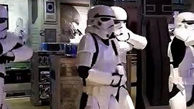 Imagem da notícia Imperdível! Veja a dança dos stormtroopers em plena Force Friday