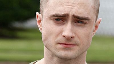 Imagem da notícia Daniel Radcliffe surge careca em primeira foto de Imperium