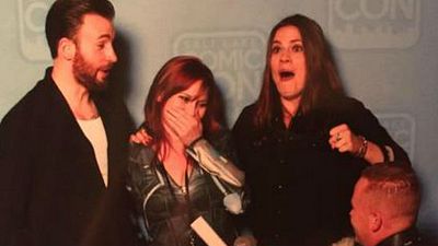 Imagem da notícia Chris Evans e Hayley Atwell testemunham pedido de casamento inesquecível em convenção