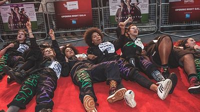 Imagem da notícia Suffragette: Mulheres protestam por direitos na pré-estreia de filme sobre o início do movimento feminista