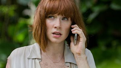 Imagem da notícia Bryce Dallas Howard explica a lógica por trás do controverso salto alto que usa em Jurassic World