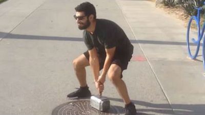 Imagem da notícia Engenheiro cria versão real do Martelo do Thor, que só é levantado pelo dono!