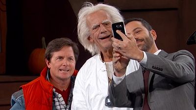 Imagem da notícia Michael J. Fox e Christopher Lloyd reprisam seus clássicos papéis em programa de Jimmy Kimmel
