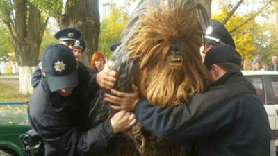 Homem vestido de Chewbacca é preso ao fazer campanha política para Darth Vader na Ucrânia