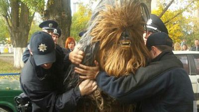 Imagem da notícia Homem vestido de Chewbacca é preso ao fazer campanha política para Darth Vader na Ucrânia