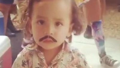 Imagem da notícia Pais fantasiam criança de Pablo Escobar – e dividem opiniões