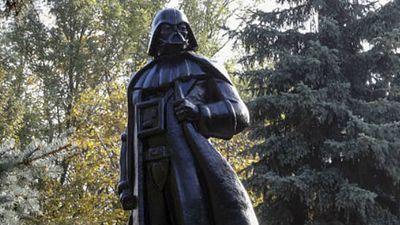 Imagem da notícia Estátua de Darth Vader substitui a de Lênin na Ucrânia