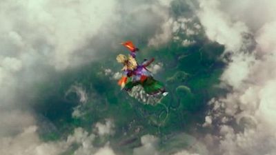 Imagem da notícia Teaser de Alice Através do Espelho avisa: "É hora de voltar!"