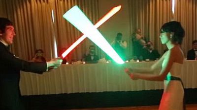 Imagem da notícia Casal troca dança de casamento por luta de sabres de luz de Star Wars