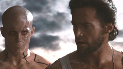 Imagem da notícia Ryan Reynolds, usando a maquiagem do Deadpool, tira sarro de Hugh Jackman