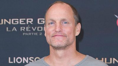 Imagem da notícia Woody Harrelson usa "pijama" e meias sem sapatos para promover Jogos Vorazes: A Esperança - O Final