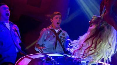 Imagem da notícia Pegadinha com zumbi stripper simula cena de Como Sobreviver a um Ataque Zumbi