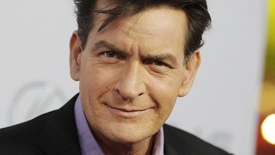 Imagem da notícia Charlie Sheen revela que é portador do vírus HIV