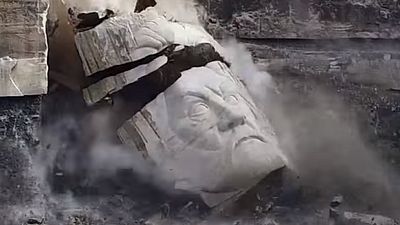 Imagem da notícia Jogos Vorazes: Estátua do Presidente Snow é destruída na Alemanha